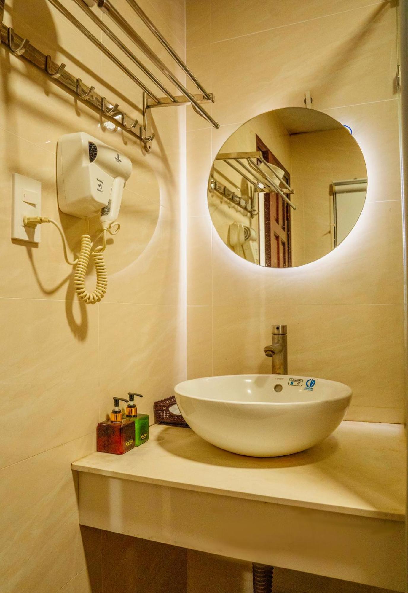 Khach San Trung Hieu Vung Tau Hotell Exteriör bild